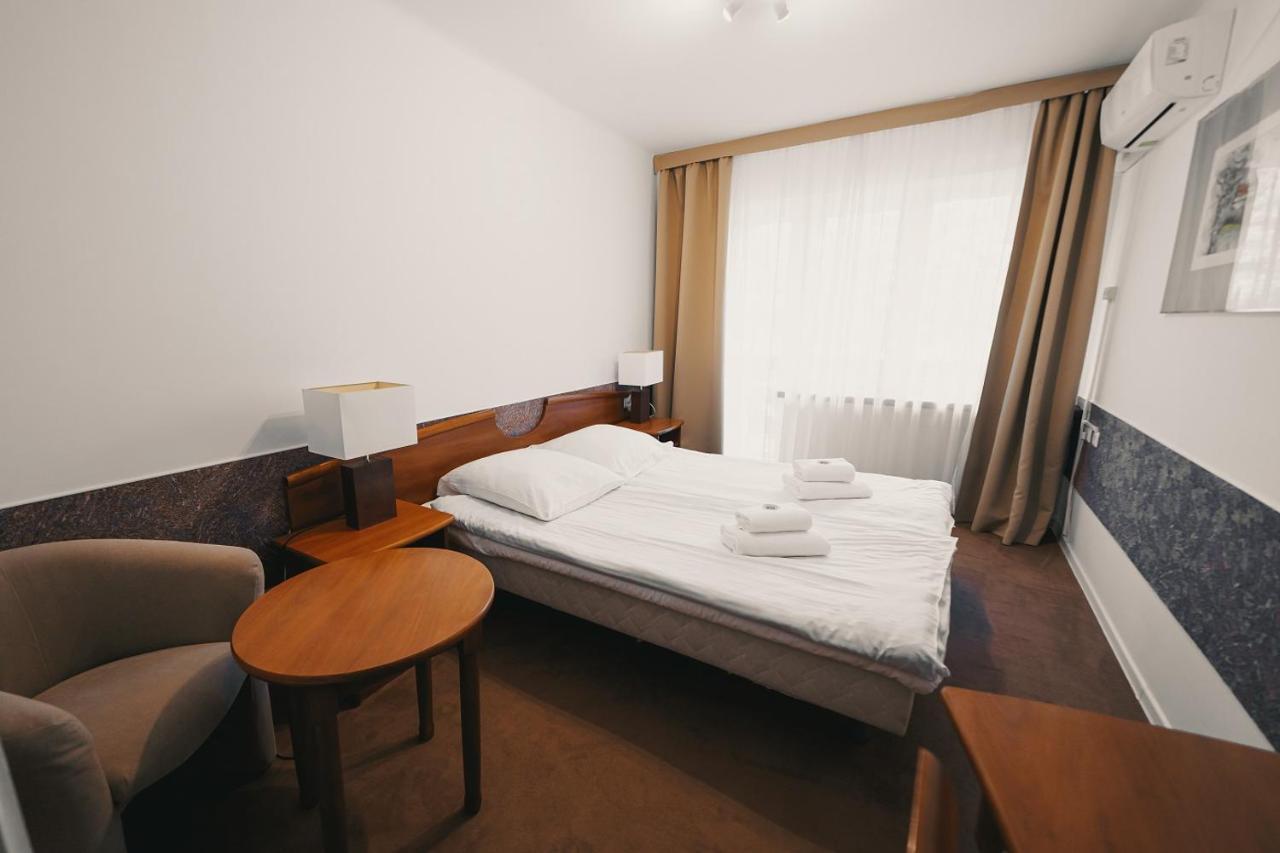 Elita Hotel & Restauracja อีวอนิตซ์-สโดรย ภายนอก รูปภาพ