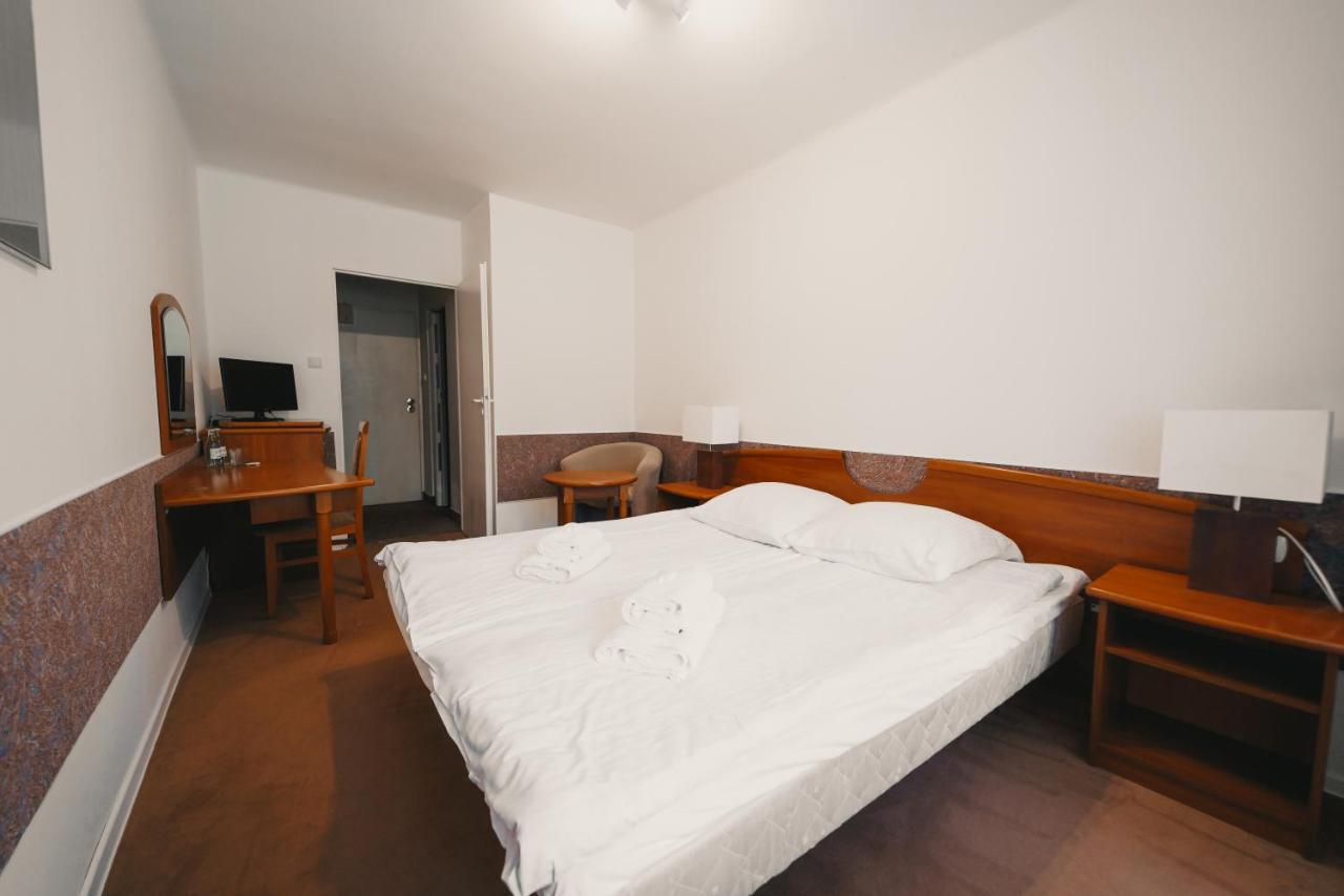 Elita Hotel & Restauracja อีวอนิตซ์-สโดรย ภายนอก รูปภาพ