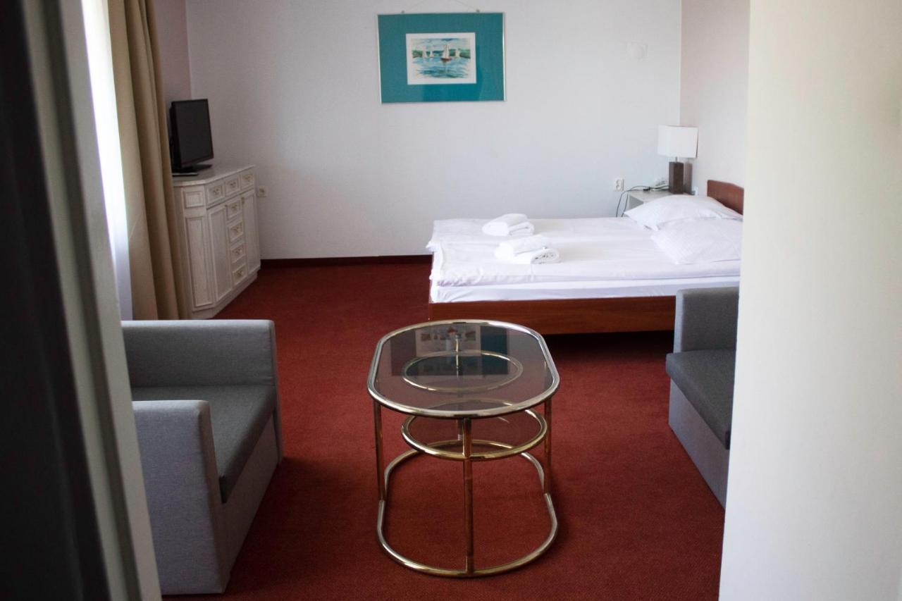 Elita Hotel & Restauracja อีวอนิตซ์-สโดรย ภายนอก รูปภาพ