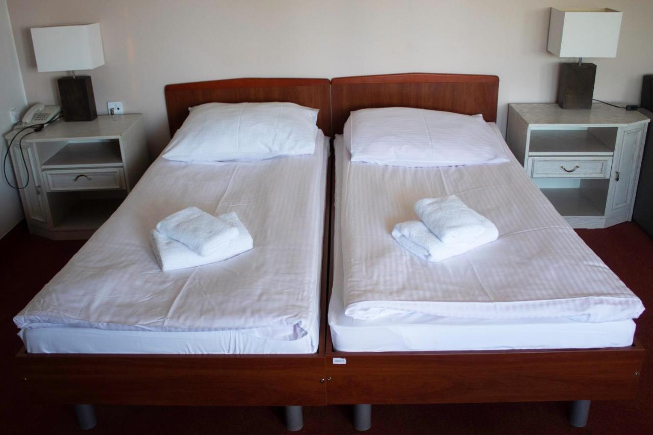Elita Hotel & Restauracja อีวอนิตซ์-สโดรย ภายนอก รูปภาพ